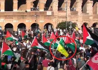 Corteo pro Pal a Roma, spuntano le bandiere di Hamas e Hezbollah