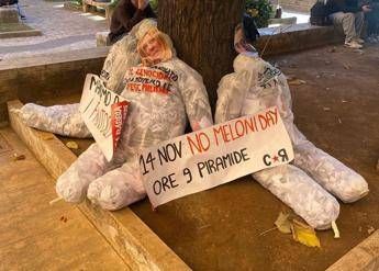 Fantocci con il volto di Meloni e Gasparri alla Sapienza. Il senatore: "Minacce non ci intimidiscono"