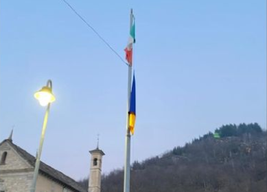 Sottratte le bandiere dell'Ucraina e della Pace davanti alle scuole di Montecrestese Sottratte le bandiere dell'Ucraina e della Pace davanti alle scuole di Montecrestese