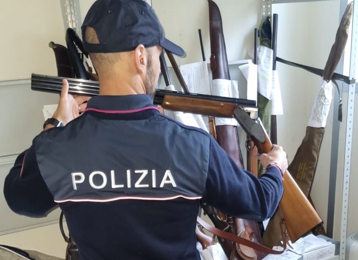 La polizia intensifica i controlli sulla detenzione di armi: 61 sequestri La polizia intensifica i controlli sulla detenzione di armi: 61 sequestri