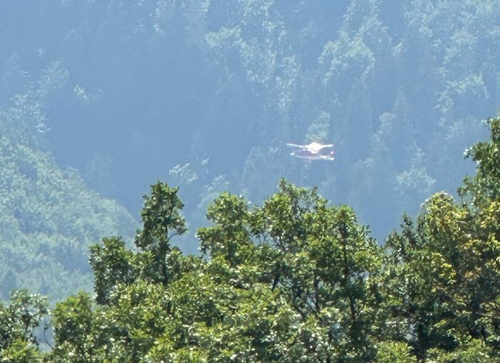 Nella foto l'elicottero dei Vigili del fuoco mentre sorvola l'area sopra Gagnone