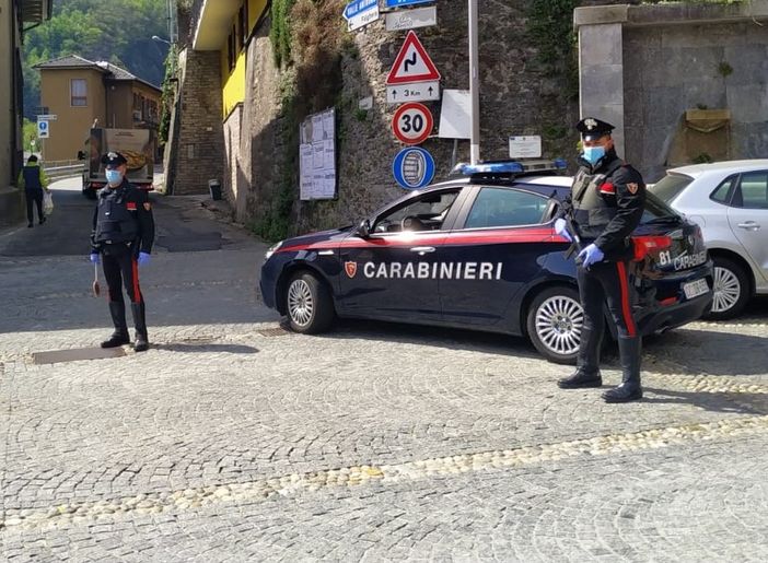 Aggrediscono a bastonate il vicino di casa, denunciati due fratelli 50enni di Villa Aggrediscono a bastonate il vicino di casa, denunciati due fratelli 50enni di Villa