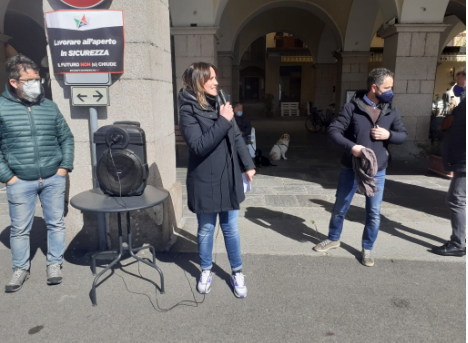 Protesta degli ambulanti a Verbania: “I mercati luoghi sicuri, non capiamo la discriminazione rispetto ai supermercati”
