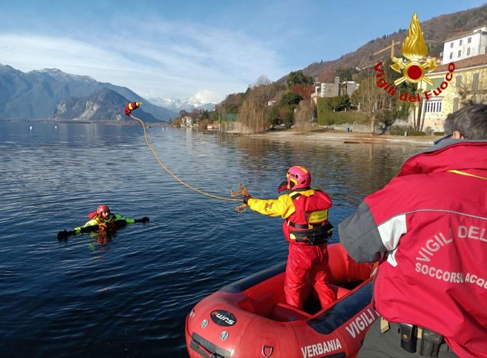 Vigili del fuoco, corso di formazione in ambiente acquatico per i volontari del Vco Vigili del fuoco, corso di formazione in ambiente acquatico per i volontari del Vco
