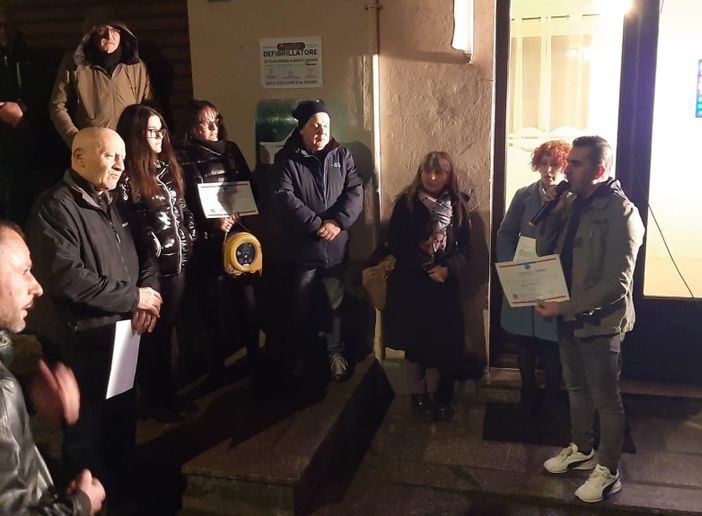 Un nuovo defibrillatore in ricordo di Stefano Bargiga FOTO Un nuovo defibrillatore in ricordo di Stefano Bargiga FOTO