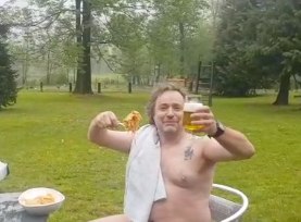 Il pranzo sotto la pioggia e in costume da bagno del ristoratore: “Che bello, finalmente ci hanno fatto riaprire”