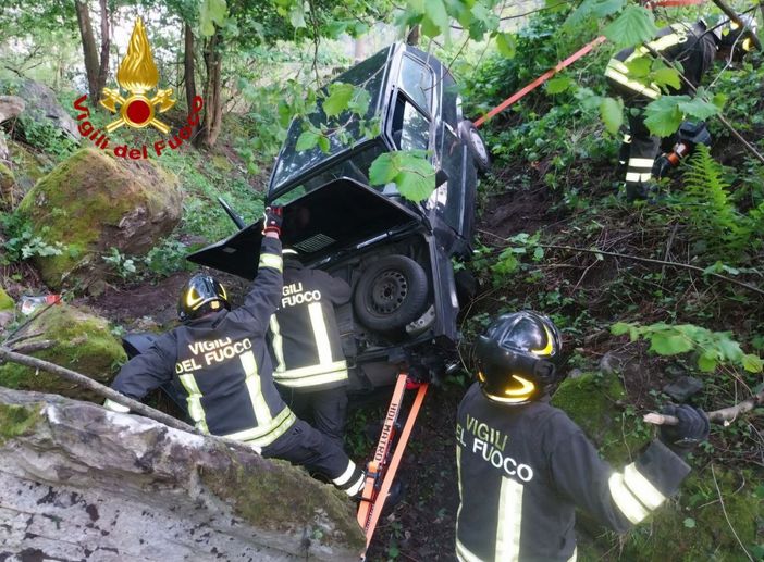 Auto fuori strada a Varzo, conducente estratto dai vigili del fuoco