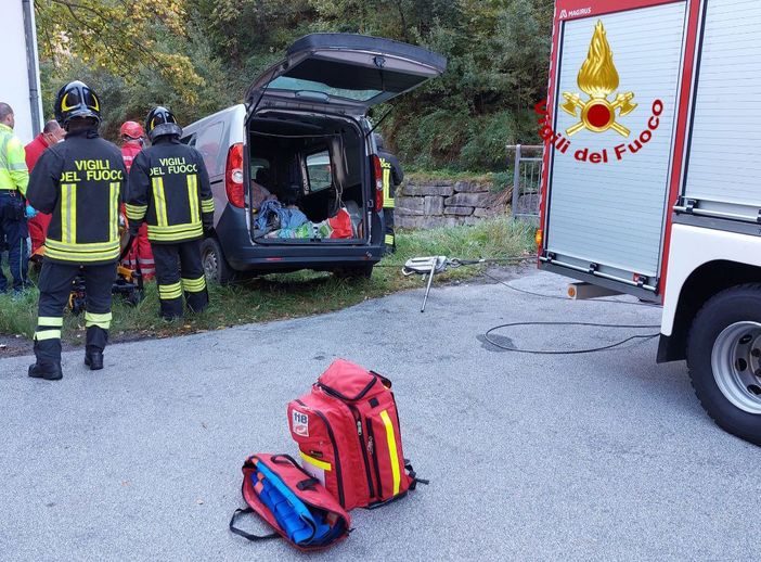Scende dall'auto ma rimane incastrato con il piede e finisce contro una casa