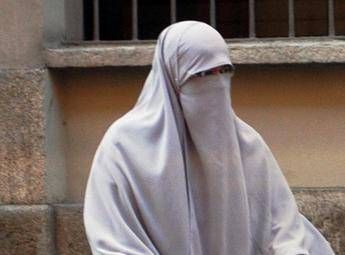 Divieto di velo integrale nei luoghi pubblici e pene più dure per i matrimoni combinati: la proposta di Fdl