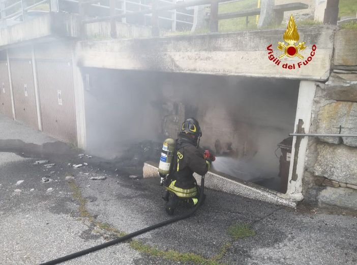 In fiamme i cassonetti dei rifiuti a Vagna, danni ad una centralina elettrica In fiamme i cassonetti dei rifiuti a Vagna, danni ad una centralina elettrica