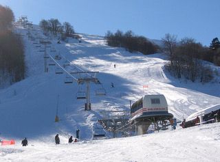 Tegola per gli sciatori piemontesi: il caro energia fa aumentare gli skipass del 10%