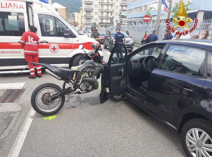 Scontro tra auto e moto a Domodossola in via San Francesco Scontro tra auto e moto a Domodossola in via San Francesco