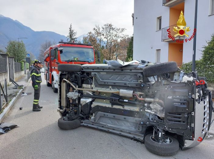 Una Panda si ribalta in via Gibellino, ferito il conducente