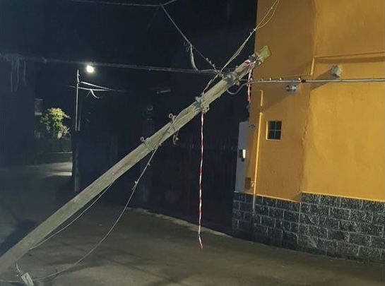 Pali telefonici pericolanti da giorni, arriva l'ordinanza del sindaco a Telecom: "Comportamento inaccettabile"