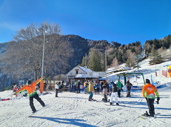 Neve e spettacolo a Domobianca365: il comprensorio apre al completo