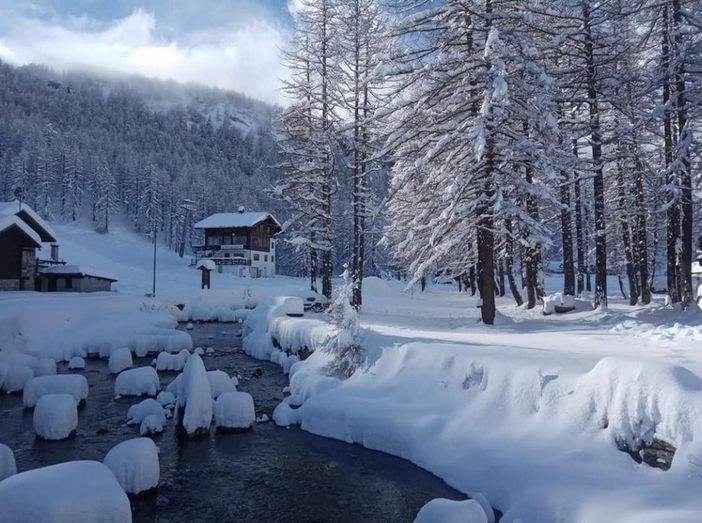 Paesaggio fiabesco all'Alpe Devero, sepolta da un manto di neve Paesaggio fiabesco all'Alpe Devero, sepolta da un manto di neve