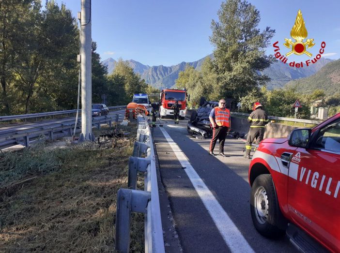 Auto urta contro lo spartitraffico e si ribalta allo svincolo di Domo
