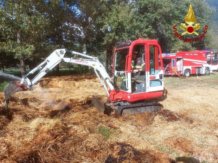 In fiamme diversi mucchi di fieno a Masera In fiamme diversi mucchi di fieno a Masera