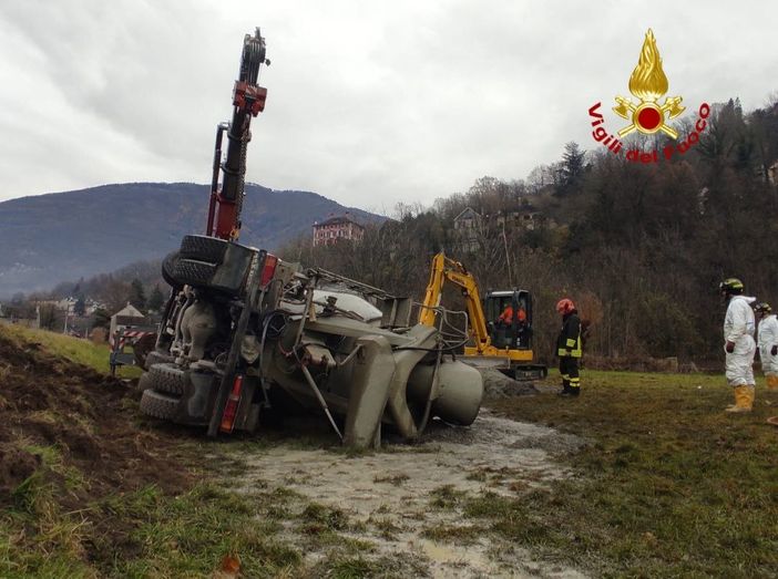 Recuperata dai Vigili del fuoco la betoniera che si è ribaltata sul piano di Masera FOTO Recuperata dai Vigili del fuoco la betoniera che si è ribaltata sul piano di Masera FOTO