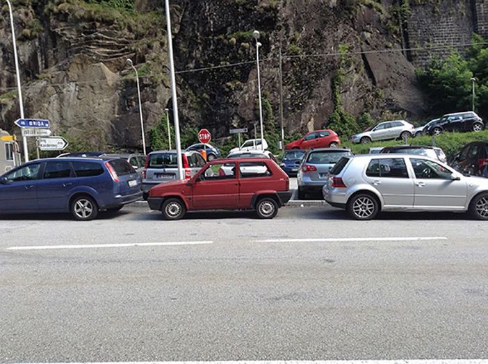 Parcheggio di Iselle: rischio sanzioni per i frontalieri che lasciano l'auto sulla strada