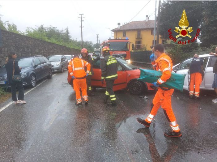 Frontale tra due auto in via Piave, due persone ferite