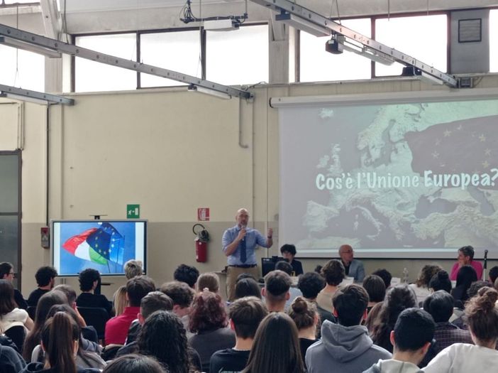Come funziona l’Unione Europea? Gli studenti incontrano Alessandro Panza