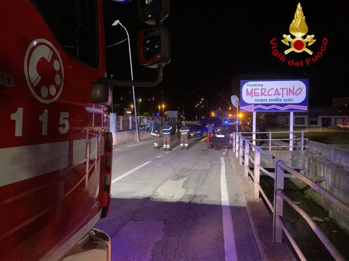 Abbatte un palo della luce con l'auto, intervento dei Vigili del fuoco