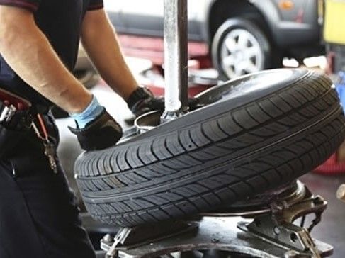 Da oggi un mese di tempo per montare le gomme invernali: l'obbligo scatterà il 15 novembre