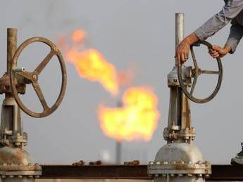 Iran, petrolio arriva a 105 dollari al barile: prezzo record da luglio 2022