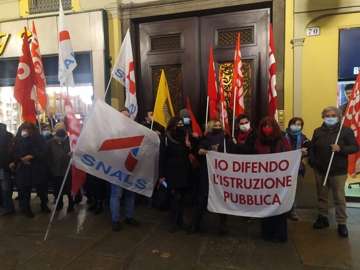 Legge di Bilancio, la protesta dei sindacati : “Scarsi investimenti sulla scuola: sciopero imminente” Legge di Bilancio, la protesta dei sindacati : “Scarsi investimenti sulla scuola: sciopero imminente”