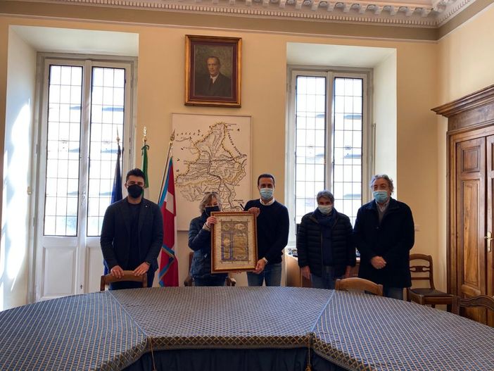 La Juve Domo dona al Comune una pergamena del 1921 La Juve Domo dona al Comune una pergamena del 1921