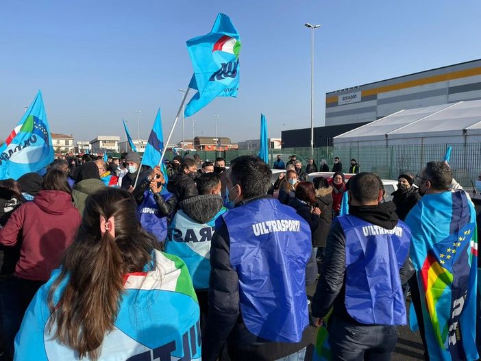 Amazon, monta la protesta dei lavoratori delle aziende fornitrici: &quot;Il colosso di Seattle si sottrae al confronto&quot;