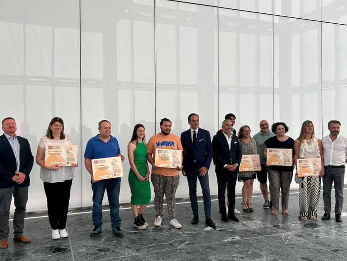 Consegnati attestati e vetrofanie agli esercenti delle botteghe dei servizi. Nel Vco sono 13