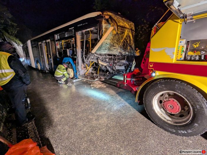 Scontro frontale tra auto e bus a Ponte Brolla, grave un uomo FOTO