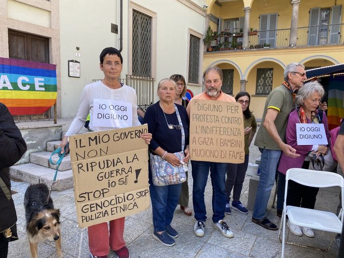 Prosegue il presidio per la pace in piazza Rovereto: già più di 700 firme raccolte a sostegno dei bambini di Gaza Prosegue il presidio per la pace in piazza Rovereto: già più di 700 firme raccolte a sostegno dei bambini di Gaza