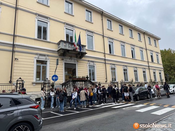 Fisica e universo invisibile: due docenti di Bologna incontrano gli studenti ossolani Fisica e universo invisibile: due docenti di Bologna incontrano gli studenti ossolani