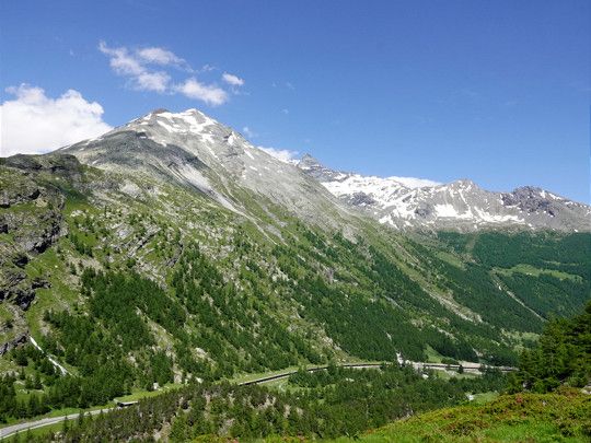 La montagna che sovrasta la galleria Engi, sulla A9