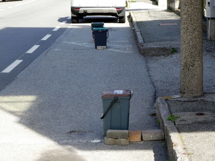 Da due anni alcuni bidoncini occupano gli stalli di sosta in via Bianchi