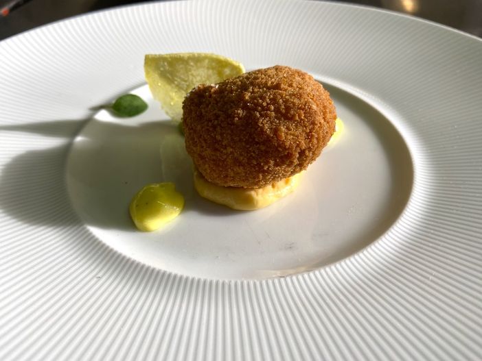 Fish cake di trota, purea di piselli e maionese alla curcuma