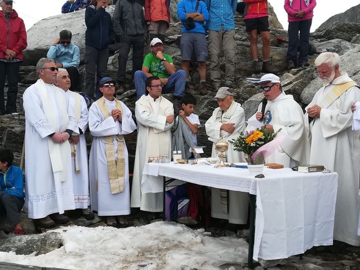 Incontro walser ai piedi della Madonna delle Nevi al Passo del Moro