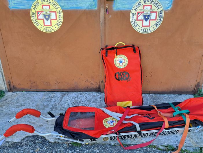 Dalle penne nere una barella per il Soccorso alpino