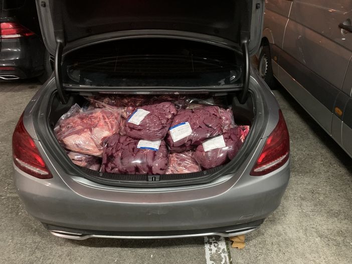 Carne sequstrata al confine (immagini fornite dall'Ufficio Federale della dogana e della sicurezza) Carne sequstrata al confine (immagini fornite dall'Ufficio Federale della dogana e della sicurezza)