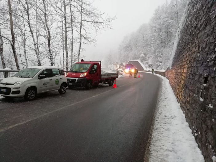 Cede un tratto del metanodotto, vigili del fuoco in azione in Valle Vigezzo. FOTO