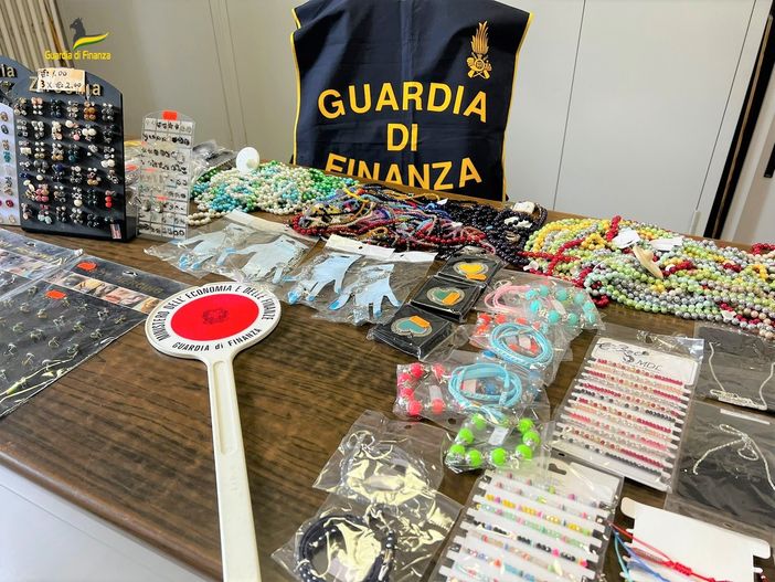 Sequestrati a Domodossola 13mila articoli di bigiotteria Sequestrati a Domodossola 13mila articoli di bigiotteria