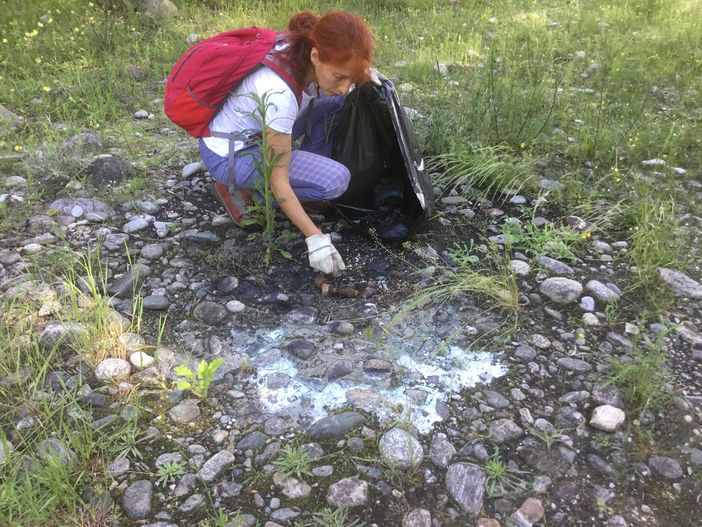 Rifiuti lungo il Toce, volontari in azione per ripulire la zona nei pressi di Domo 2