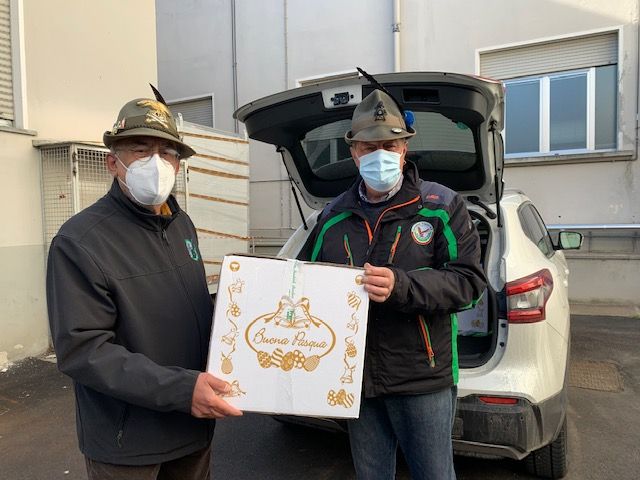 Le penne nere vigezzine donano uova di Pasqua ai sanitari del San Biagio e alle associazioni della valle