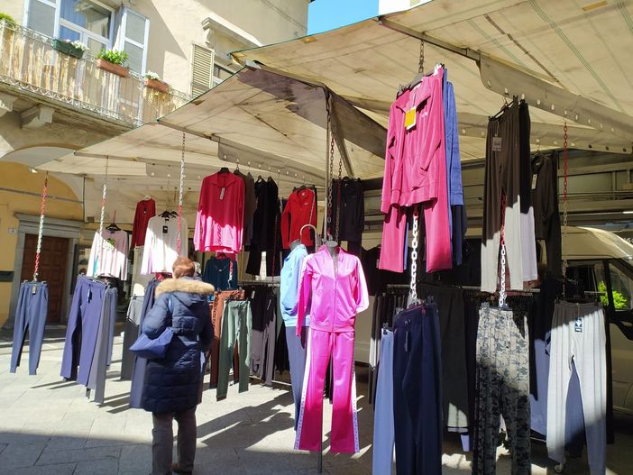 Poca gente al mercato del sabato a Domo: "Mancano i clienti svizzeri" Poca gente al mercato del sabato a Domo: "Mancano i clienti svizzeri"
