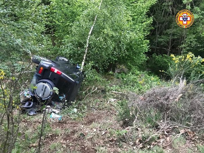 Auto fuori strada a Calasca, un ferito e due passeggeri illesi