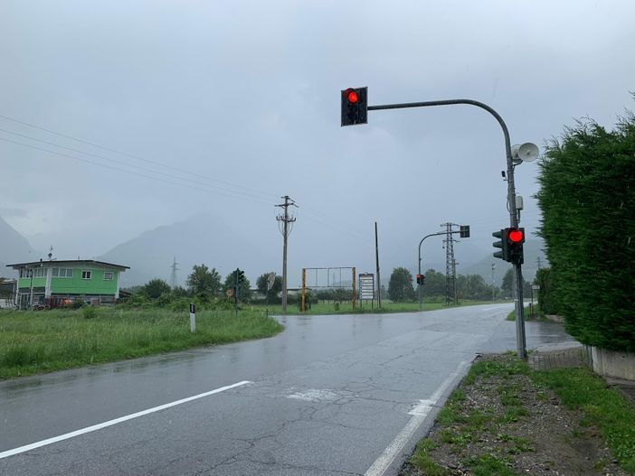 Trontano, da domani multe a chi oltrepassa la linea bianca al semaforo, ma la linea non si vede