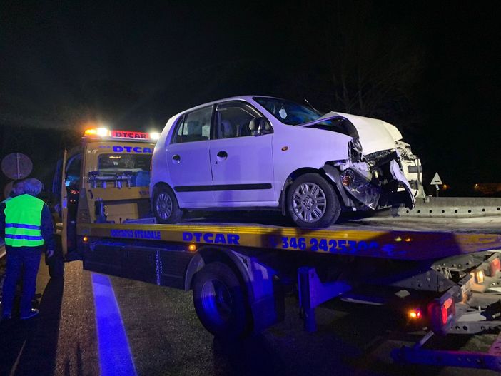 Auto va a sbattere in superstrada allo svincolo di Domo sud FOTO Auto va a sbattere in superstrada allo svincolo di Domo sud FOTO